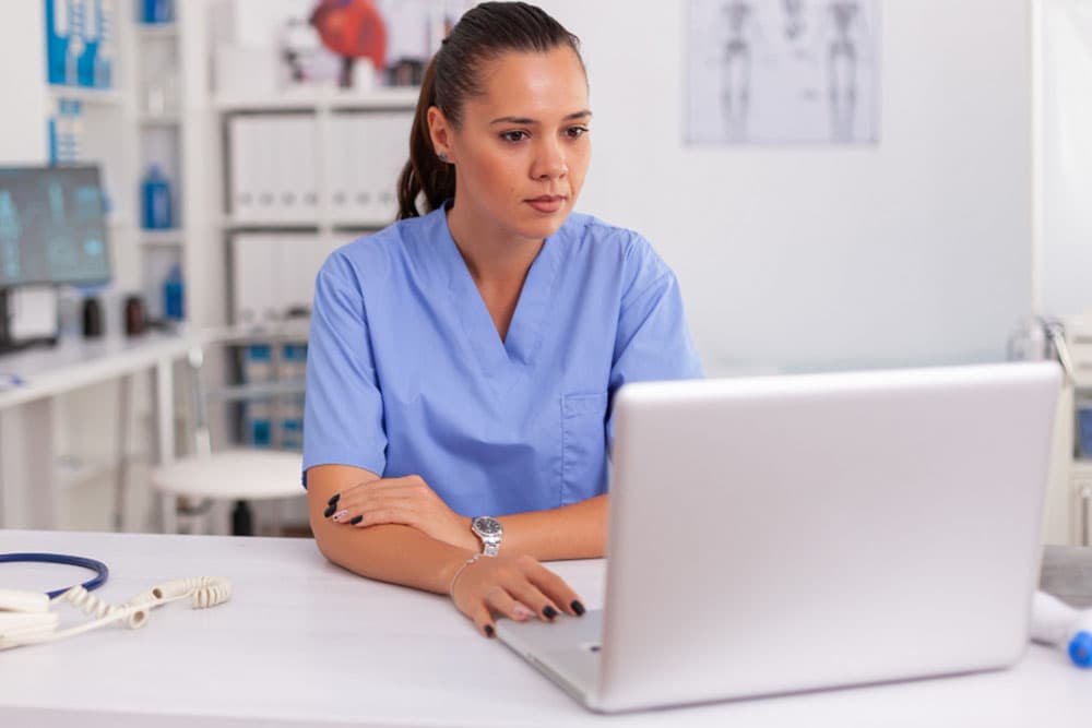 Une praticienne utilise MediCare Pro sur son ordinateur
