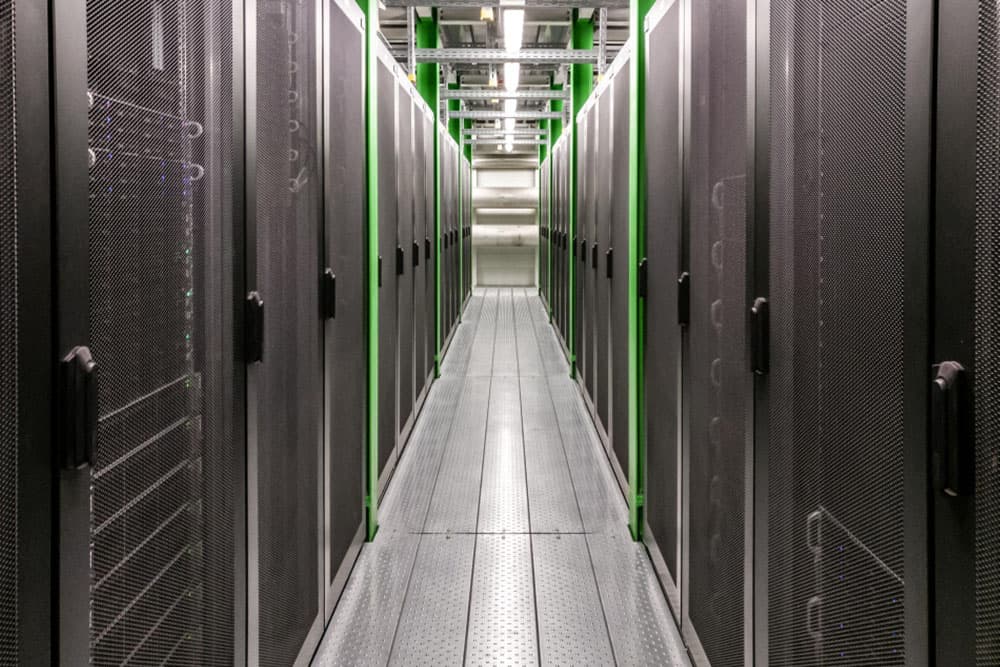 Couloir de datacenter OVHcloud hébergeant MediCare Pro